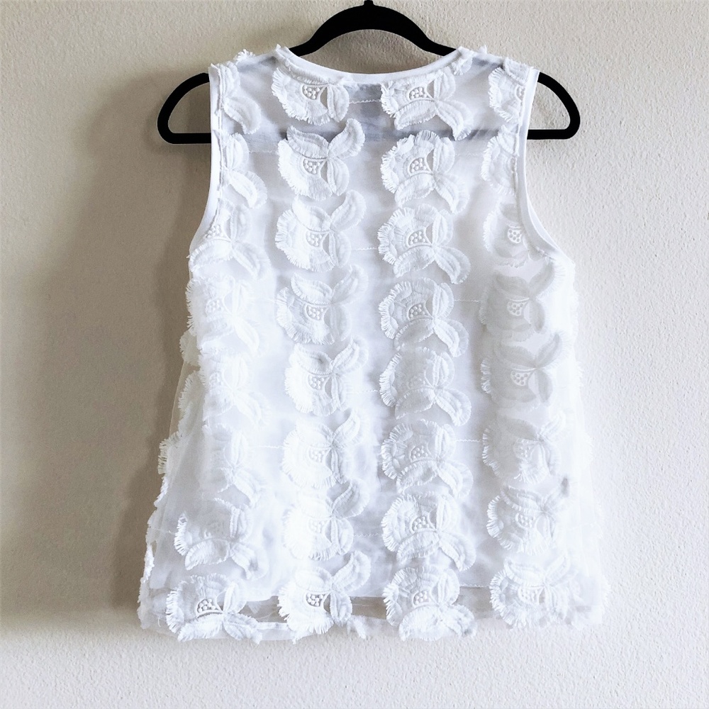 Textured Floral Ruffle Sleeveless Blouse - Picture 4 of 6